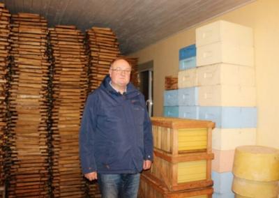 Pasak R. Ardavičiaus, kuris pats su savo sūnumis turi per 800 bičių šeimų, sako, kad bitininkystės sezonas neatpažįstamai pasikeitė. „Rinkos aikštės“ archyvo nuotr.