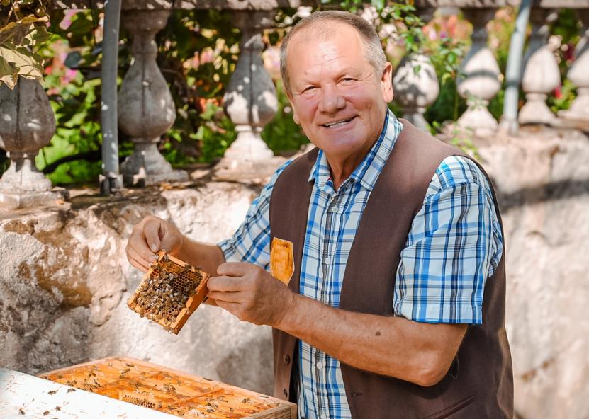Bitininkas Zenonas Vezbergas pripažino, kad toks pavasaris tikrai sunkus – daug darbo, o gamta viską gali pakeisti per kelias šaltas savaites. 